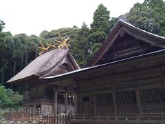 島後西郷港に到着後、最初に訪れた玉若酢命神社の本殿と拝殿。
本殿は茅葺の大きな屋根が印象的です。
玉若酢命は隠岐の開拓者と考えられているそうです。
