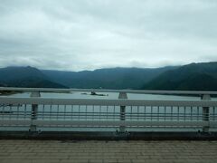 「河口湖大橋」からの眺め。

天気はあまりよくありません。
