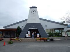 富士山を眺めるために、湖畔にある「大石公園」に車を止めました。

写真は、公園にある「河口湖自然生活館」です。
富士山グッズや山梨の伝統工芸品を揃えたショップやカフェ・レストランがあります。
