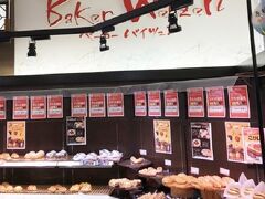 店内に在る「ベーカーバイツェン門司港店」はパン屋です、

とても美味しそうなのでパンと珈琲を買ってイートインコーナーでいただきます。
レーズンパンとソーセージパンを共に美味しくて期待通りでした。

＊詳細はクチコミでお願いします