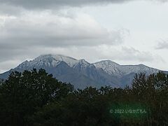 斜里岳に雪が！
だんだん寒くなってきました。