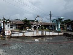 建物のすき間を抜けると転車台が現れました！
C58タイプと呼ばれる比較的小さい転車台とのことです。ガイドのおばちゃんの説明がわかりやすいんです。鉄道についても相当勉強されているのかな。