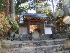 　永源寺から湖東三山に向いました。最初に訪れたのは湖東三山の「 龍應山　西明寺」です。
　写真は西明寺の惣門です。惣門をくぐると受付があり、そこで拝観料を納めて参拝を始めます。

