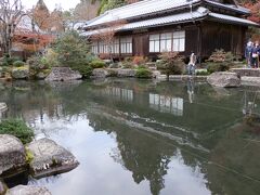 　奥の建物は国登録文化財の本坊喜見院（ほんぼうきけんいん）です。百済寺一山の本坊は喜見院です。阿弥陀如来をお祀りしています。昭和15年に仁王門南側から現在の位置に移築され、それにともない庭園も旧本坊のものを拡張改造しました。寺社庭園としては、県内最大級で巨石群の配置が見事という。