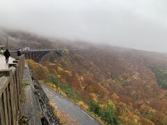 今日はレンタカーを使って観光しながら八戸まで行きます。
八甲田山ロープウェイ付近は霧がすごくて乗るのはやめて、城ケ倉大橋に来ました。