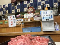 初めていただきます！バラ焼き！
大量の玉ねぎの上に、薄切り牛肉をかぶせるように広げてあり、タレがかけてあります。