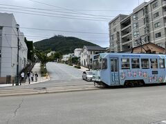 赤レンガ倉庫のほうへ歩きます。
タイミングよく撮れた路面電車越しの八幡坂。