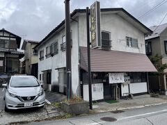 尻焼温泉から車で山道を40分ほど走り、草津温泉の街に入った。街中は観光客だらけ。湯畑方面は人でごった返していて車では走りにくい。今回は草津温泉観光の予定はない。通過地点なので食事のために寄った感じだ。以前にも来た「とん香」というとんかつ屋に寄ることにした。
