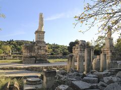 アグリッパの音楽堂。BC15年頃。ローマ帝国初代皇帝アウグストゥスの盟友で娘婿だったローマの将軍アグリッパが建てたもの。
パナテナイック通りを挟んでアッタロスの柱廊の向かい側にある。267年のヘルール族によって大半が破壊され、ファサードを飾っていた頭部のない巨人像、トリトン（半人半魚）2体の計3体が残存する。
当時の姿The Odeion of Agrippa (15 BC)の３Dグラフィックスは
https://ancientathens3d.com/roman-agora/


