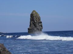 筆島を近くで見るためには、砂浜を随分と歩きました。この岩は、もともと火山の火口だったそうです。