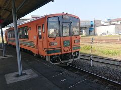 ここからは津軽鉄道に乗車します。
途中の金木が太宰治の生まれ故郷だそうで、走れメロスをイメージしたメロス列車が運用されていました。