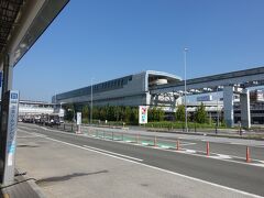 乗り場の目の前は大阪モノレールの大阪空港駅が見えます。
都心方面は乗り換えがあるのでちょっと不便。