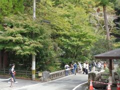 道の駅高千穂から高千穂の街に入り、高千穂峡の駐車場へ下りていきます。
駐車場は有料の第１と第２、無料の第３～５まであるようです。高千穂峡散策に適している（と思う）第２駐車場へナビを設定しましたが、うまくたどり着けず。無料の第３へ行ってみるものの満車…結局第１駐車場でかろうじて駐車できました。

写真は…高千穂峡に行かれた方はおわかりになるかと思いますが、渓谷にかかる橋です。この橋が狭いのに人が多く、しかも立ち止まる人が多い！　絶好の撮影スポットだし、写真を撮るのは良いと思いますが、長時間立ち止まると人も車も渋滞します。

また、インバウンドのお客さんが自撮り棒で撮影…車を運転していて、あの狭い場所では接触の危険性大。
しかも自撮り棒にぶつかり飛んでいって他の人にぶつかったら…
お願いですから、自撮り棒は周囲に人がいない場所、車が来ない場所で使ってください！