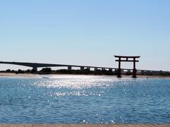 次なる目的地は弁天島海浜公園。
有料駐車場ですが、海のすぐそばまで入って行けます。