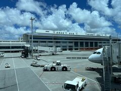 那覇空港に到着。

空がものすごく青くて、沖縄に来たなぁと感じさせてくれます。
