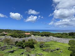 景色が開けたところまで登ると、エメラルドグリーンの海と石垣が連なる絶景に感動！！

日差しは強いものの、東京と違って吹く風は心地よく、木陰で涼みながら景色を楽しみました。