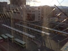 ホテルから青森駅を眺める。