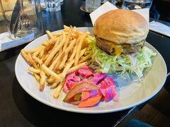 メニューはハンバーガー チキンバーガー
カルツォーネのピザ5種類。
メイン料理数種類。
パスタなどがあります。

私はお目当てのハンバーガー。粗びき肉が混ぜてあり歯ごたえがしっかり。
肉の味が濃い。バンズはずっしりもっちり。
今まで食べたグルメバーガーでも一番美味しかった。
ころもがついたポテトも美味しい。