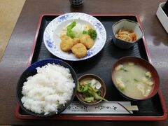 前日夜に食べたおさないの開店時間が10:30なので再び開店時間に合わせて行きます。
すぐ案内されましたが開店と同時に結構お客さんが入って来ました。
相当人気があるんだなと思いました。
ホタテフライ定食1390円をいただきます。
ソースはなく醤油で食べます。
ホタテも前日と合わせて十分に堪能したと思います。