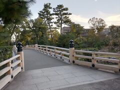 厳島神社への橋

平清盛が母ののために安芸の厳島神社を勧請し、摂津国兵庫津の築島（経が島）に社殿を建てたのが始まりなので、広島の厳島神社と関係があるようです