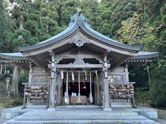 真山神社の拝殿。
社伝では、景行天皇の御世に、武内宿禰（たけのうちのすくね）が北陸北方地方を視察の際に男鹿半島に立ち寄ったとされ、この地に瓊瓊杵命（ににぎのみこと）、武甕槌命（たけみかづちのみこと）の二柱を祀ったことが始まりとあります。
平安時代、貞観年中（859年～877年）に慈覚大師円仁によって天台宗に帰依し、比叡山延暦寺守護神の赤山明神と習合されました。
南北朝時代に、真山の別当が置かれた光飯寺（こうぼうじ）は天台宗から真言宗に転じました。