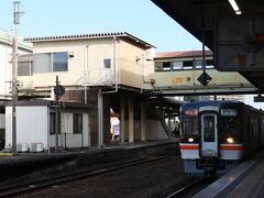 津のホテルに宿泊して、朝９時前にJR津駅を出発します。
まずは鳥羽行「快速みえ」に乗車。
多気駅で紀勢本線の普通列車に乗り換えです。