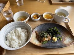 お昼は菱浦港にあるレストランで食べました。寒シマメの漬け丼定食。寒シマメとは冬に取れたスルメイカの肝醤油漬けです。