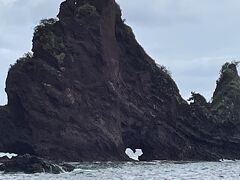 島の北側にある明屋海岸へ来ました。よくみると岩の下に開いてる穴がハートに見えるんだって、なるほど。