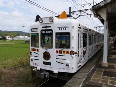 貴志駅から15分ほど乗車して伊太祈曽駅に到着。
伊太祈曽駅での列車交換で待っていたのは「たま電車」。
スーパー駅長よんたまにご挨拶して、伊太祈曽駅を後にする。