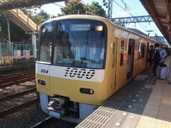 「この日に限り､神奈川新町で電車を交換します」と

交換に用意された車両は「イエローハッピートレイン」です

