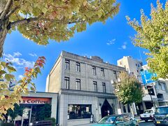 目的はみすず飴本舗の上田本店。

大正１３年（1924年）に建てられた、国指定登録有形文化財。
上田駅のすぐ近くです。