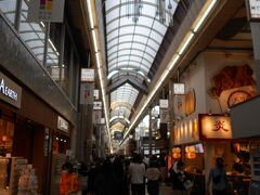 京都駅の後はホテルの近くにある新京極商店街の通りを
歩いてみました。
大勢の観光客、買い物客が歩いています。
（随分活気づいているぞ！）

2021年4月に京都の商店街を訪れた時は歩いている観光客
は少なかったです。
（参考ブログ）
令和3年コロナに負けず京都・奈良の桜の下を歩きたい！その5、
府立植物園（2021年4月10日最終日）
2021/04/05 - 2021/04/10
https://4travel.jp/travelogue/11687514