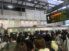 JR大阪駅の大阪環状線ホームはもっと人が多かった。USJでハロウィンパーティーでもやろうってお客（推定）が半数以上と思われ。