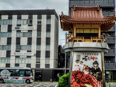 駅前にはどんちっち神楽時計がある。神楽といえばひろしま神楽も有名だが石見神楽も本場の神楽だ。石見地方でも神楽団が多く存在し伝統を引き継いでいる。神楽殿をもして作られた時計台は象徴的と言える。
因みに島根県や広島県では神楽は老若男女からとても人気がある伝統芸能だ。
