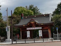 交差点にある諏訪神社の神門です。