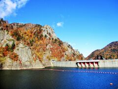 定山湖や周りの紅葉を眺めながら、豊平峡ダム資料室へ。