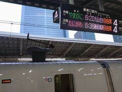 早朝の東京駅です(^^)

６：２０発「やまびこ２０１号」の自由席に乗りましたが、大宮駅で満席に…

好天の紅葉シーズンだからか、本格的な登山に行く格好の人たちが目立ちましたね(^^)