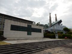 これは「日本二十六聖人殉教記念碑」です。

西坂の丘で殉教した二十六人が聖人に列せられてから100周年を記念して、昭和37（1962）年に建てられました。