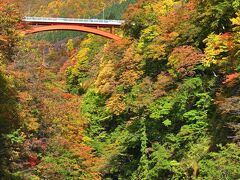 階段を下っていく途中、今度は下流側に目を転じると、深い谷に架かる「河原湯橋」と紅葉のコラボが♪