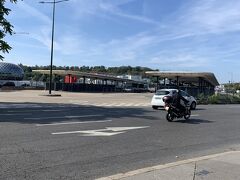 Pont de Sevres駅に到着後、地上に出ると目の前に
白く平たい屋根付きのターミナルが見えます◎

ヴェルサイユ宮殿行きのバスが止まるターミナルです！