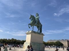そしていよいよヴェルサイユ宮殿前に到着です～！

『ルイ14世の騎馬像』がお出迎えしてくれます◎

太陽王と呼ばれ当時絶大な権力を誇ったルイ14世。
王自身仕事の合間を見つけては建築現場に赴き、
細かく指示を出したり気に入らないと変更させたり、
かなりこだわりを持って宮殿作りに関わっていたようです。

齧っただけなので定かではありませんが、
総制作費は400億円にのぼるとのこと……
しっかり目に刻みましょう…！