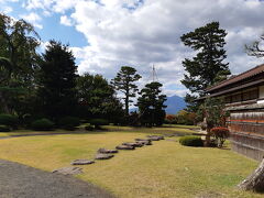 洋館は無料で見れますが、庭園の中は有料でした。待ち時間が1時間位ありそうなので、娘を洋館に残して私達は庭園をお散歩します。
320円ですが、同じ日に弘前城も巡るなら弘前城と植物園との3施設共通券があり520円とお安くなります。