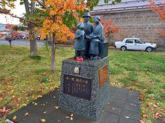 北運河の西端、運河公園の東側で、旧日本郵船株式会社小樽支店から見て右手にあります。童謡「赤い靴」の歌のモデルとなった女の子の両親が、晩年を小樽で暮らしていたという縁で小樽にこの銅像が建てられた様です。