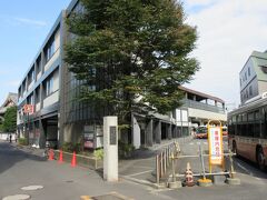 大師前駅にやってきました。駅舎もきれいです。
高架線になったことで、東武線では唯一踏切が存在しない路線になりました。