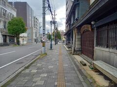 次は北のウオール街を東側に向かいます。

色内（いろない）大通りは、鱗友（りんゆう）朝市から寿司屋通りまでの区間です。