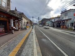 更に、色内大通りを堺町通り商店街へ進みます。
堺町通り商店街は小樽の街歩きで欠かせない通りです。

小樽運河がある大通りから1本内側へ入った通りで、レトロな石造りの建物や洋館がある他、たくさんのお店やカフェが立ち並び賑わいがあります。