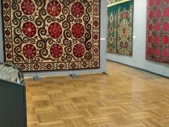ウズベキスタン工芸博物館へ。まずはスザニから。
ウズベキスタンで良いスザニを手に入れたければ先に博物館などに行って目を肥やしておくといいかも。