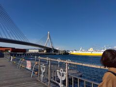 青森ベイサイド。八甲田丸、ベイブリッジが見えます。散策におすすめ