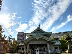 こちらの慰霊堂には、関東大震災と東京大空襲の遭難者163,000人のご遺骨が安置されているそうです。

堂中にも入ることができます。
震災時の様子を描いた大型絵画や、戦時中の写真などが飾られています。