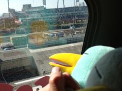 まもなく、広島駅に到着。左前方にマツダスタジアム広島が見えます。